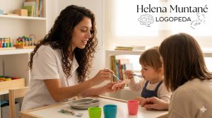 Logopeda Helena Muntané, logopeda, ayuda a un niño en una sesión de alimentación asistida por un padre