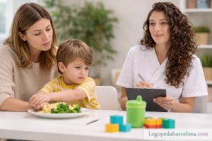Logopeda infantil trabajando con un nino