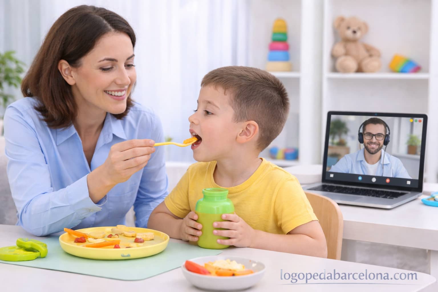 Logopedia infantil trabajando la alimentación con un niño pequeño en consulta en Pedralbes