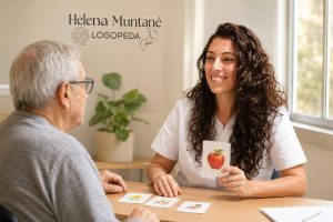 Sesión de logopedia con un paciente adulto mayor realizada por Helena Muntané, logopeda en Barcelona, utilizando tarjetas para ejercicios de lenguaje y comunicación.
